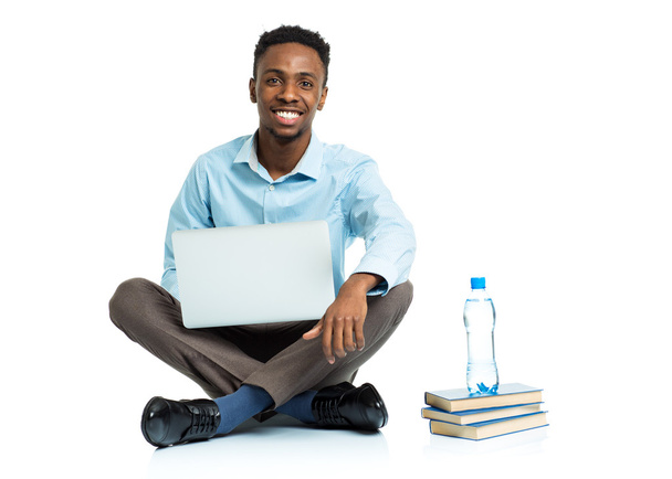 Felice studente universitario africano americano con computer portatile, libri e bo
 - Foto, immagini