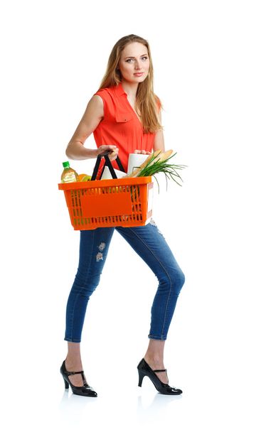 Giovane donna felice che tiene un cesto pieno di cibo sano su bianco
 - Foto, immagini