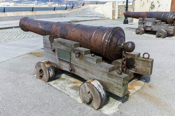 Vieux canons de défense Ribadeo en Lugo, Espagne
 - Photo, image