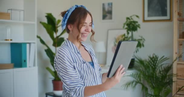 Çevrimiçi dijital tableti vasıtasıyla bir video görüşmesine aktif olarak katılan bir kadının portresi, meslektaşları veya müşterileriyle sorunsuzca bağlantı kuruyor. - Video, Çekim