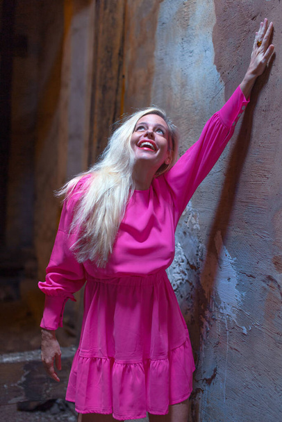 Szczęśliwy beztroski Dojrzałe kobieta w różowy sukienka korzystających nowy początek - Zdjęcie, obraz
