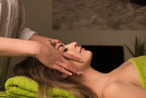 Mulher fazendo massagem facial
 - Foto, Imagem