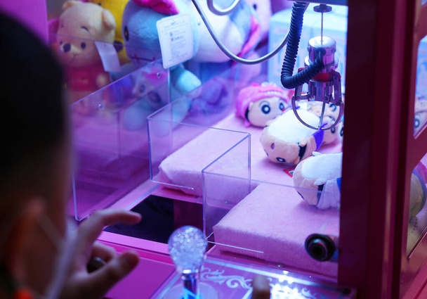παιδί θολώνει μπροστά παιχνίδι νύχι μηχάνημα αυτόματης πώλησης  - Φωτογραφία, εικόνα