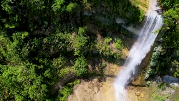 4K Aerial Drone video of epic tall водопады, падающие на скалы в каньоне, окруженном джунглями, Can-Umantad Falls in Philippines - Кадры, видео