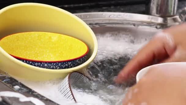 крупним планом миття посуду з водою - Кадри, відео
