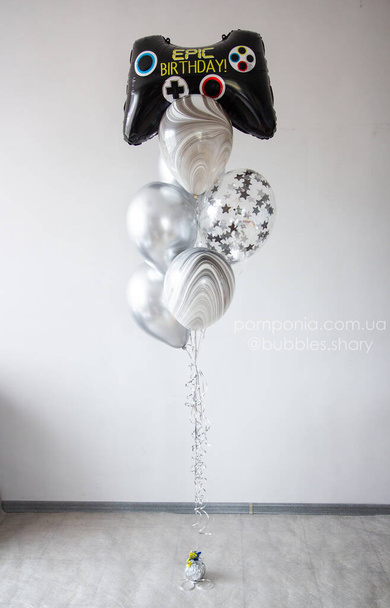 fekete-ezüst lufik, egy csomó lufi konfettivel. - Fotó, kép