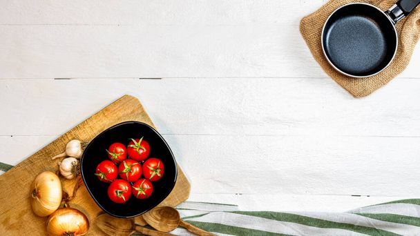 イタリアのパスタ食材。チェリートマトと料理用スパイス - 写真・画像