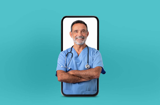 Ένας ηλικιωμένος ιατρός απεικονίζεται μέσα σε μια οθόνη smartphone, παρέχοντας εικονικές υπηρεσίες υγειονομικής περίθαλψης από ένα φωτεινό ιατρικό γραφείο - Φωτογραφία, εικόνα