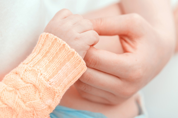 Hands of mother and her baby - Foto, Bild