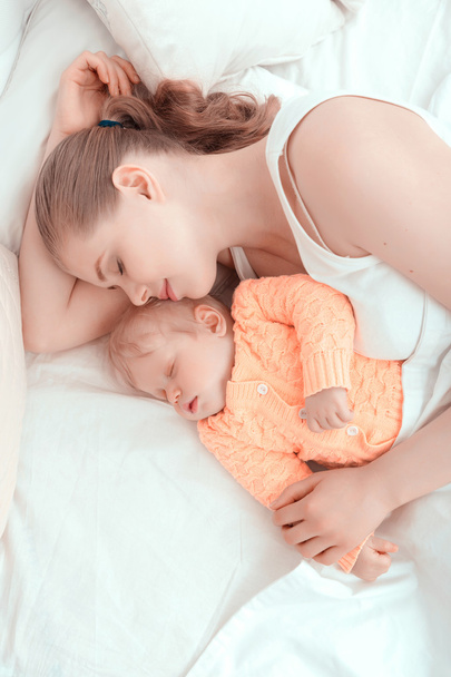 Κοιμάται το μωρό και η μητέρα του - Φωτογραφία, εικόνα