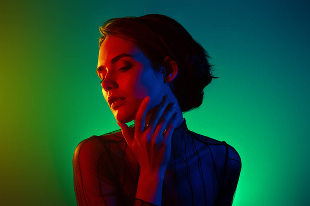 Foto di donna tocco tenere per mano mento guardare da parte isolato gradiente sfondo di colore brillante. - Foto, immagini