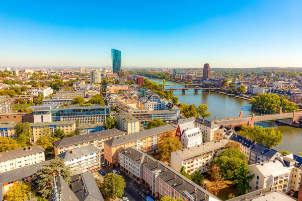Európa, Németország, Frankfurt am Main, 2018. szeptember 27. Régi város Frankfurt Kaiserdom, Európai Központi Bank és a folyó Main felülről (Fő torony) naplementekor. ariális nézet - Fotó, kép