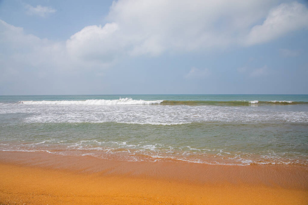 hermosa playa de ocre en Sri Lanka. costa desierta del océano Índico con arena naranja brillante. Local ordinario tradicional - Foto, imagen