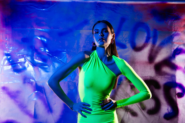 Portret van mooie fancy model meisje zet armen taille poseren neon licht liefde kus studio banner achtergrond. - Foto, afbeelding