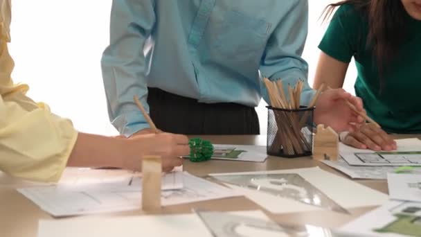 Un video del arquitecto utiliza herramientas de medición y lápiz para medir el plano. Arquitecto de construcción de casas de diseño en una mesa en el estudio, con un plan arquitectónico dispersa alrededor. Mano de enfoque. Delineación. - Metraje, vídeo