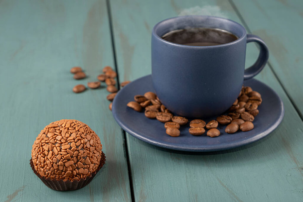 Bola de chocolate brasileira, tradicional doce brasileiro, ao lado de xícara e grãos de café _ 2. - Foto, Imagem