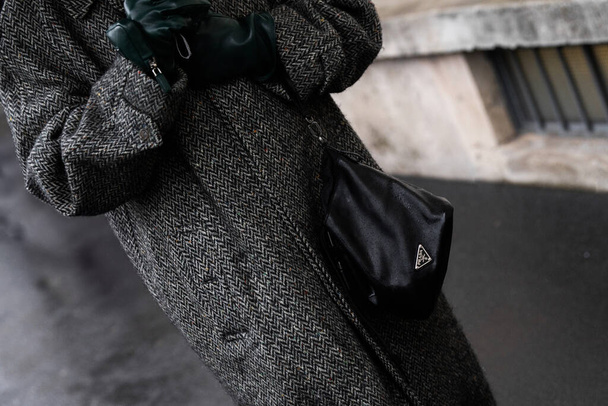 Milão, Itália - Fevereiro, 22, 2024: mulher usa saco Prada, detalhes da roupa de blogueiro de moda, estilo de rua - Foto, Imagem