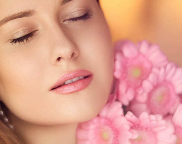 Kauneus, loma ja morsiamen meikki, kaunis nainen vaaleanpunaiset kukat kukkakimppu kosmetiikka, hajuvesi ja kasvojen ihonhoito muotokuva - Valokuva, kuva