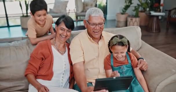 Бабусі і дідусі, розслабляються або діти з планшетом в сімейному будинку для перегляду фільмів або навчання. Посмішка, брати або щасливий старший дід на дивані з бабусею, дітьми або фільм про технології. - Кадри, відео