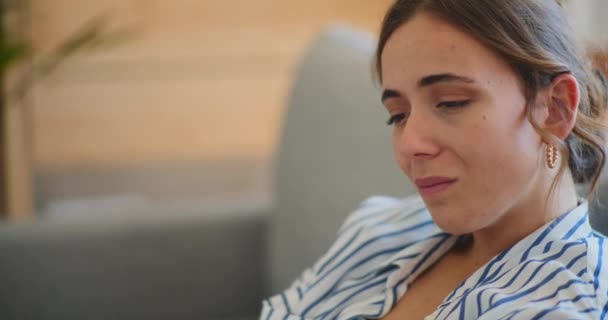 Πορτρέτο μιας δυστυχισμένης επιχειρηματία που κάθεται σε έναν καναπέ, συγκλονισμένη από την απελπισία και τα προβλήματα - Πλάνα, βίντεο
