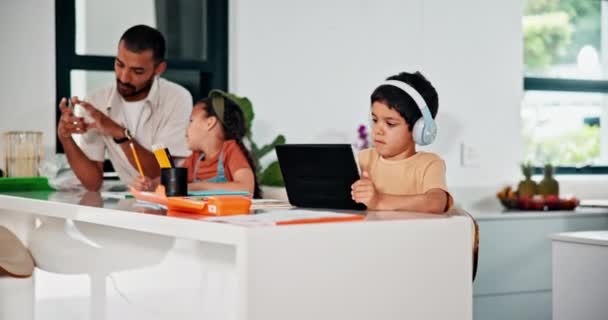 Тато, діти і домашнє завдання з планшетом вдома для навчання, підтримки або електронного навчання разом. Батько, хлопчик і дівчинка з освітою, вивчають і показують карти пам'яті, ідей та мови для онлайн-курсу. - Кадри, відео