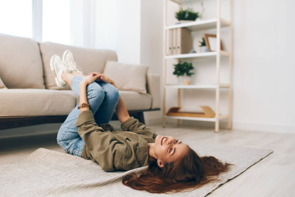 Radostná žena těší relaxační dovolenou v útulném moderním apartmánu - Fotografie, Obrázek