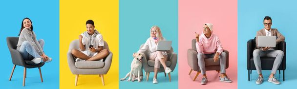 Коллаж людей, сидящих в удобных креслах на цветном фоне - Фото, изображение