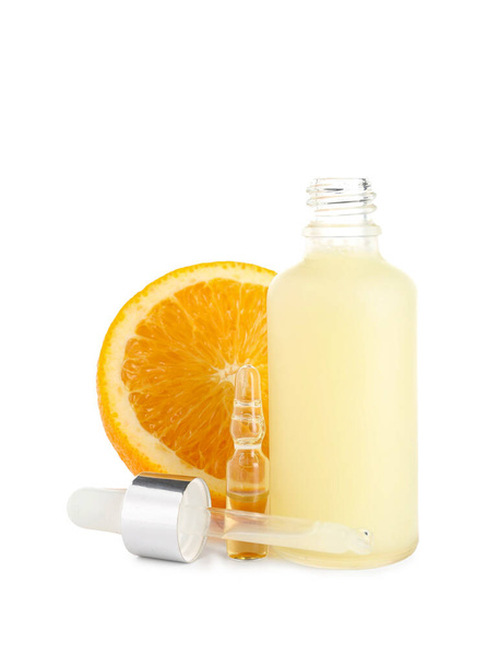 Frasco y ampolla de vitamina C con naranja sobre fondo blanco - Foto, Imagen
