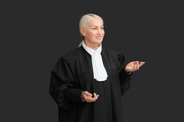 成熟した 女性 裁判官 黒 背景 - 写真・画像
