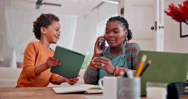 Παιδί, ενοχλεί ή μαμά σε ένα τηλεφώνημα για απομακρυσμένη εργασία, δικτύωση ή μιλάμε στο σπίτι ή το σπίτι. Προσοχή, multitasking πρόβλημα ή ενοχλημένος αφρικανική μητέρα στη δουλειά απογοητευμένοι από ένα αγόρι, απόσπαση της προσοχής ή το παιδί. - Πλάνα, βίντεο