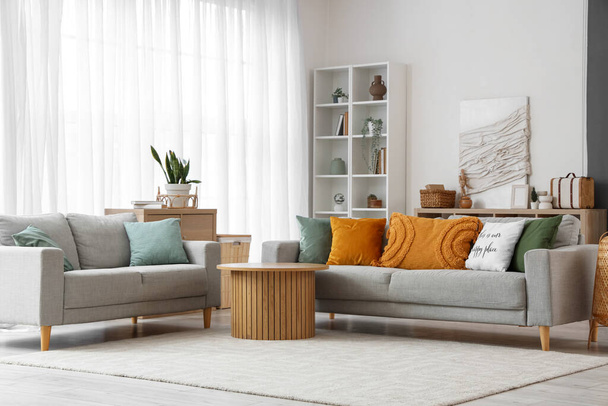 Интерьер гостиной с 3D росписью, диванами и столом - Фото, изображение