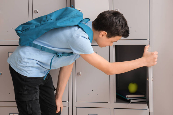 Niño abriendo su casillero en la escuela - Foto, imagen