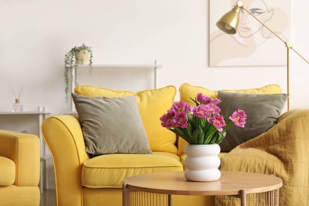 Jarrón con tulipanes rosas en la mesa en la sala de estar - Foto, imagen
