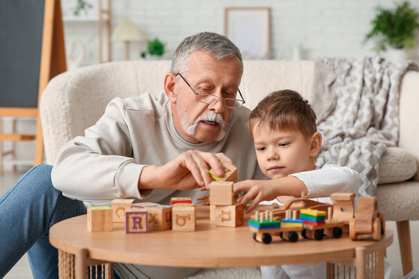 Grand-père jouant avec son mignon petit-fils à la maison - Photo, image