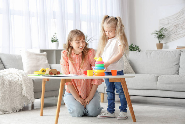 Tata e bambina che giocano con i giocattoli sul tavolo a casa - Foto, immagini