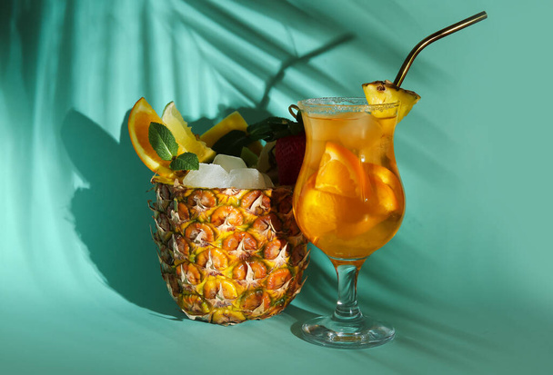 Смачні літні коктейлі та тінь пальмового листя на кольоровому фоні - Фото, зображення