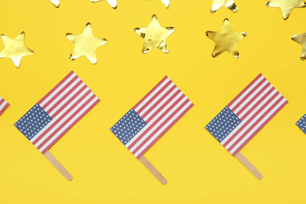 Banderas de Estados Unidos y estrellas sobre fondo amarillo. Celebración del Día de la Independencia Americana - Foto, imagen