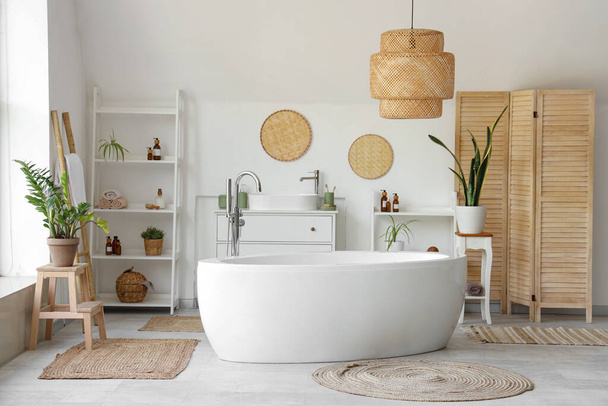 Interior do banheiro com banheira branca e plantas de sala - Foto, Imagem