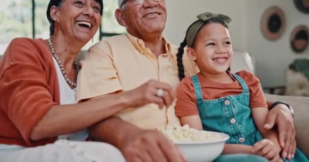 Film, popcorn en familie op de bank thuis tv kijken, video kijken of grappige films streamen in Mexico. Kind, eten en ontspannen met grootouders samen op de bank op vakantie of vakantie met pensioen. - Video