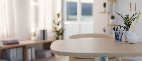 Een close-up afbeelding van een kopieerruimte op een houten tafel in een comfortabele minimalistische kamer thuis. 3d render, 3d illustratie - Foto, afbeelding