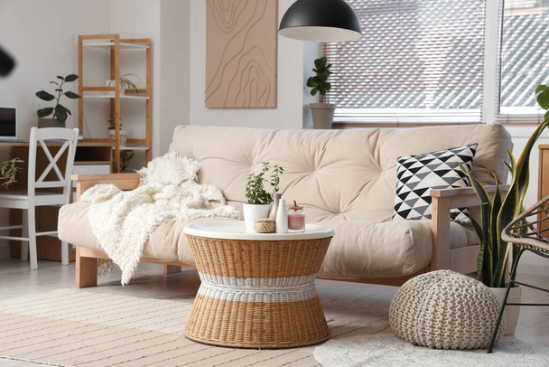 Interieur eines schönen Wohnzimmers mit gemütlichem Sofa, Couchtisch und Zimmerpflanze - Foto, Bild