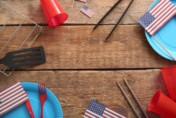 Runko valmistettu grilli astiat, astiat ja USA liput puinen tausta. Amerikan itsenäisyyspäivä - Valokuva, kuva