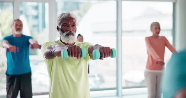 Senior, άσκηση και μαύρο άνδρα στο γυμναστήριο για την υγεία, τη φυσική κατάσταση και σοβαρή για την ευεξία με την κατάρτιση. Άρση βαρών, bodybuilding και μυών για ηλικιωμένους άνδρες, προπόνηση και ισχυρή με αλτήρες. - Πλάνα, βίντεο