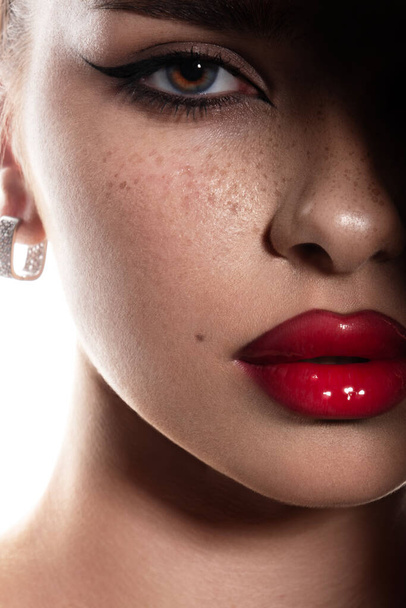 Schöne Frau mit perfekter Haut und roten Lippen. Schönheits- und Hautpflegekonzept. Hochwertiges Foto - Foto, Bild