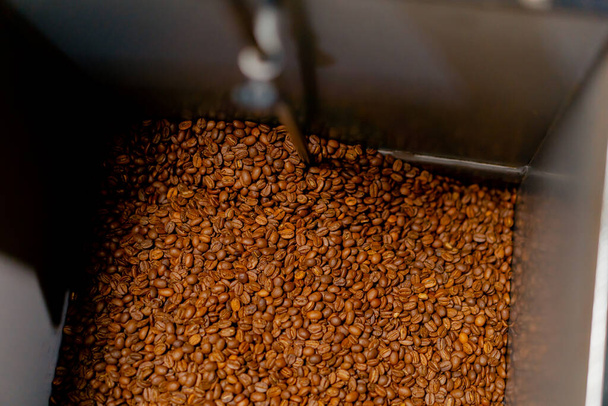 közeli kép egy kávépörkölő üzem belsejében dob pörkölő keverő kávé - Fotó, kép