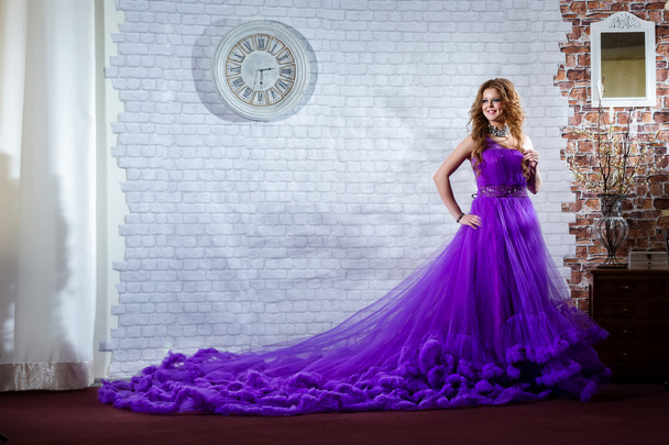 Dame in einem luxuriösen, langen lila Kleid - Foto, Bild