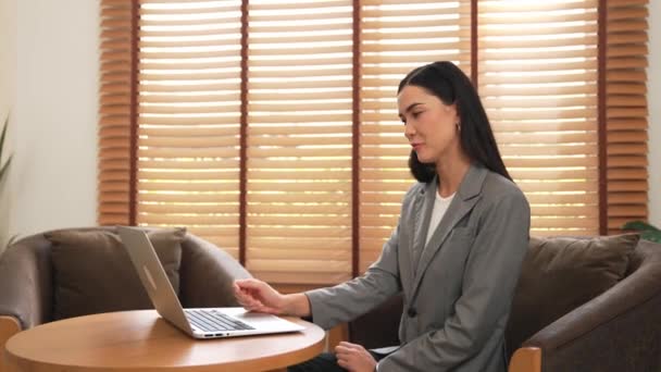 ハッピーで笑顔の女性心理学者は,精神診断のためのオンラインビデオ通話のためのラップトップを使用して精神科のオフィスルームの患者. リモート・メンタル治療。 ブリテット - 映像、動画