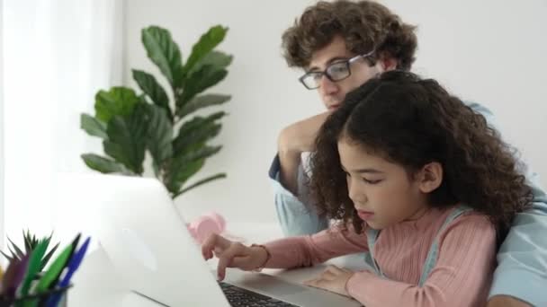 Kaukasische vader onderwijs aantrekkelijke dochter over codering engineering prompt, terwijl de Amerikaanse school meisje zich richten op het kijken laptop scherm en studie programmeren systeem. Pedagogie en ai genereren. Pedagogie. - Video