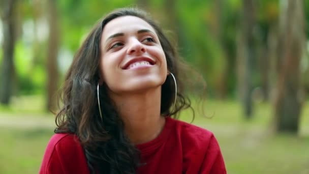 Mujer hispana joven retrato sonriendo y riendo. Auténtica mujer real sonrisa y risa - Imágenes, Vídeo
