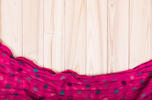 rode sjaal op houten achtergrond - Foto, afbeelding